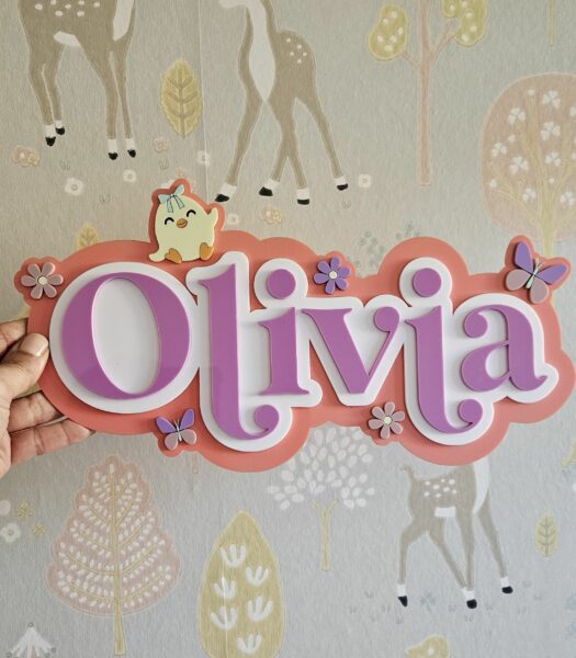 Nombre de metacrilato con flores