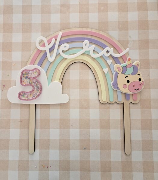 Topper arcoiris personalizado con nombre, unicornio y número
