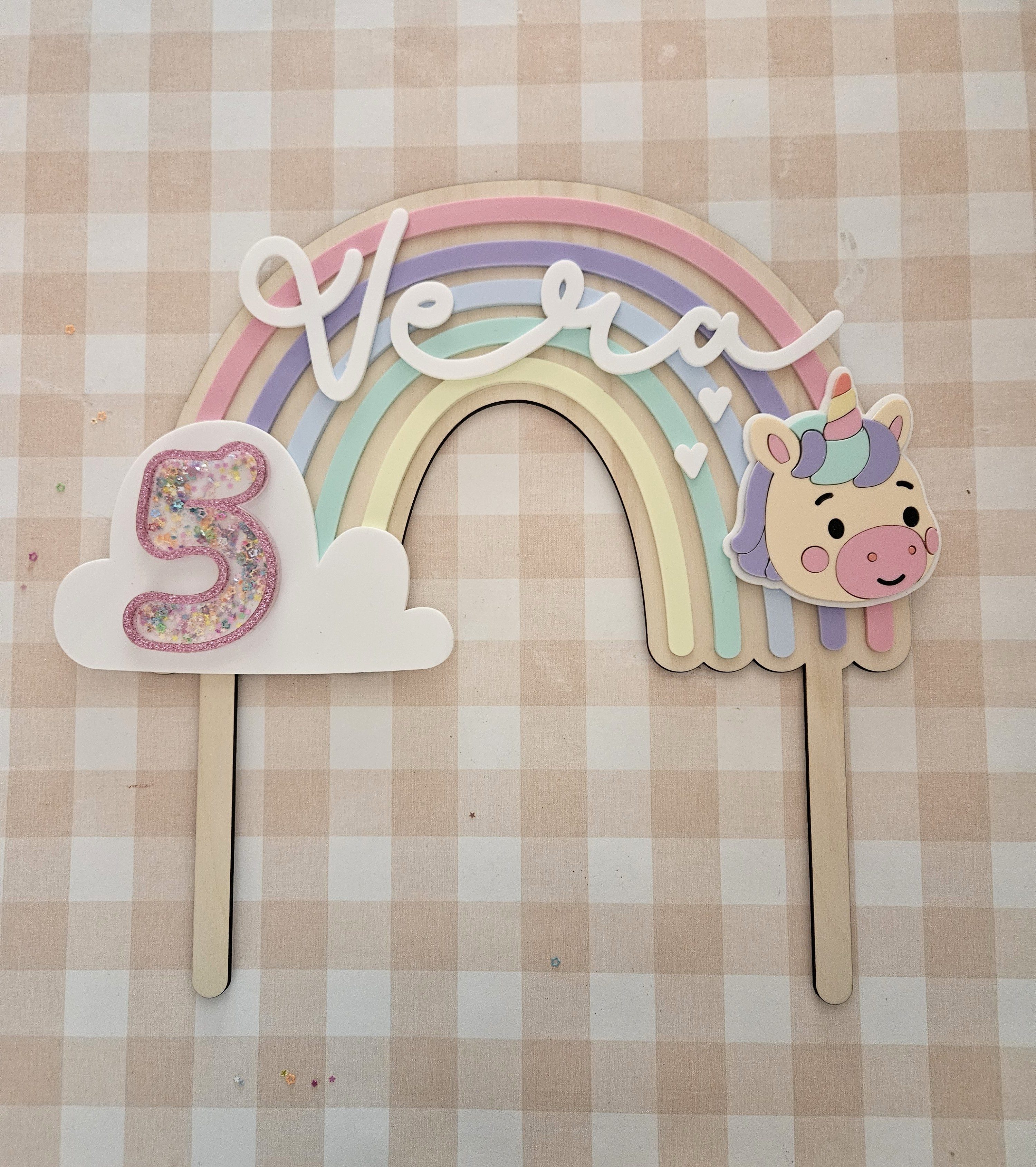 Topper arcoiris personalizado con nombre, unicornio y número