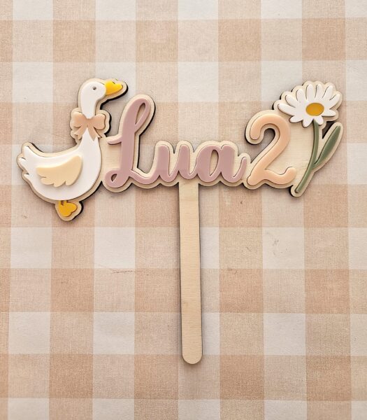 Topper personalizado en madera y metacrilato con una Oca