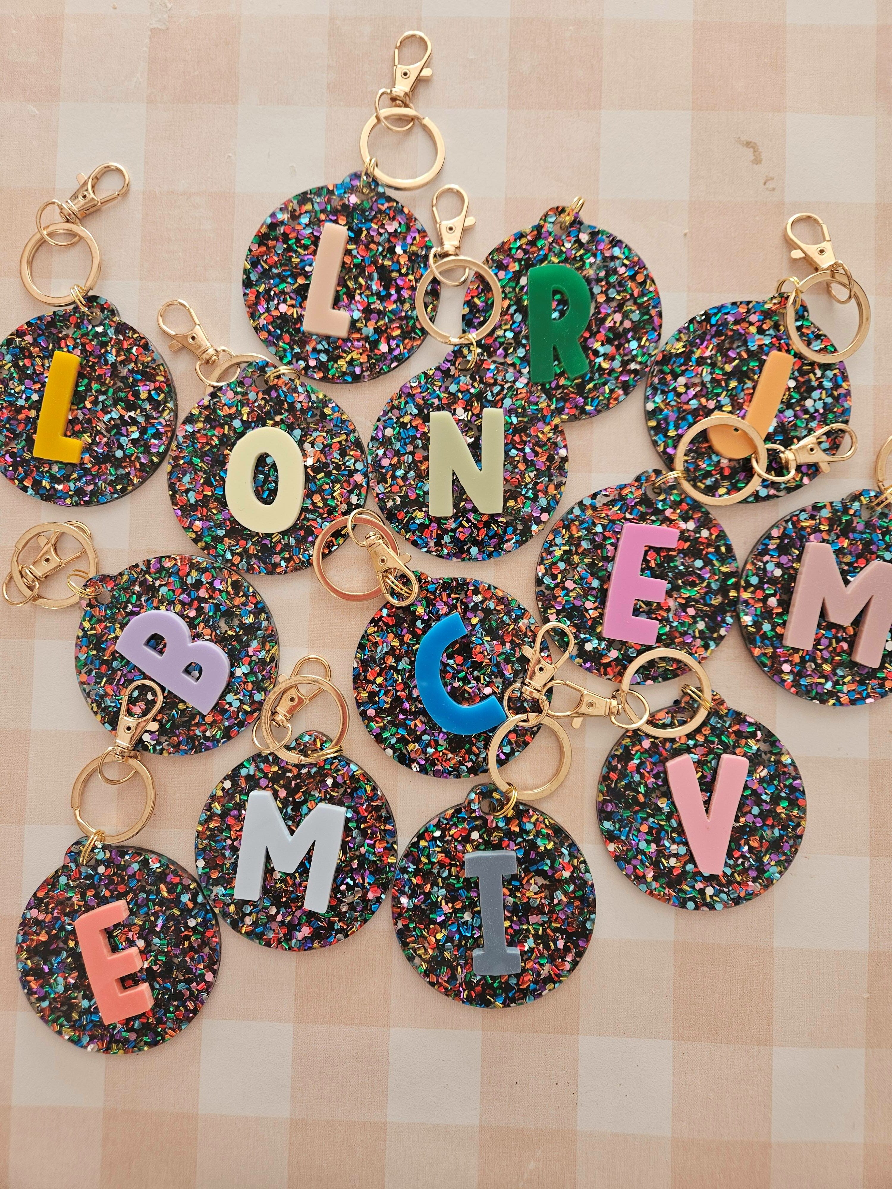 Llavero de purpurina con inicial (PEDIDO MÍNIMO 5UN.)