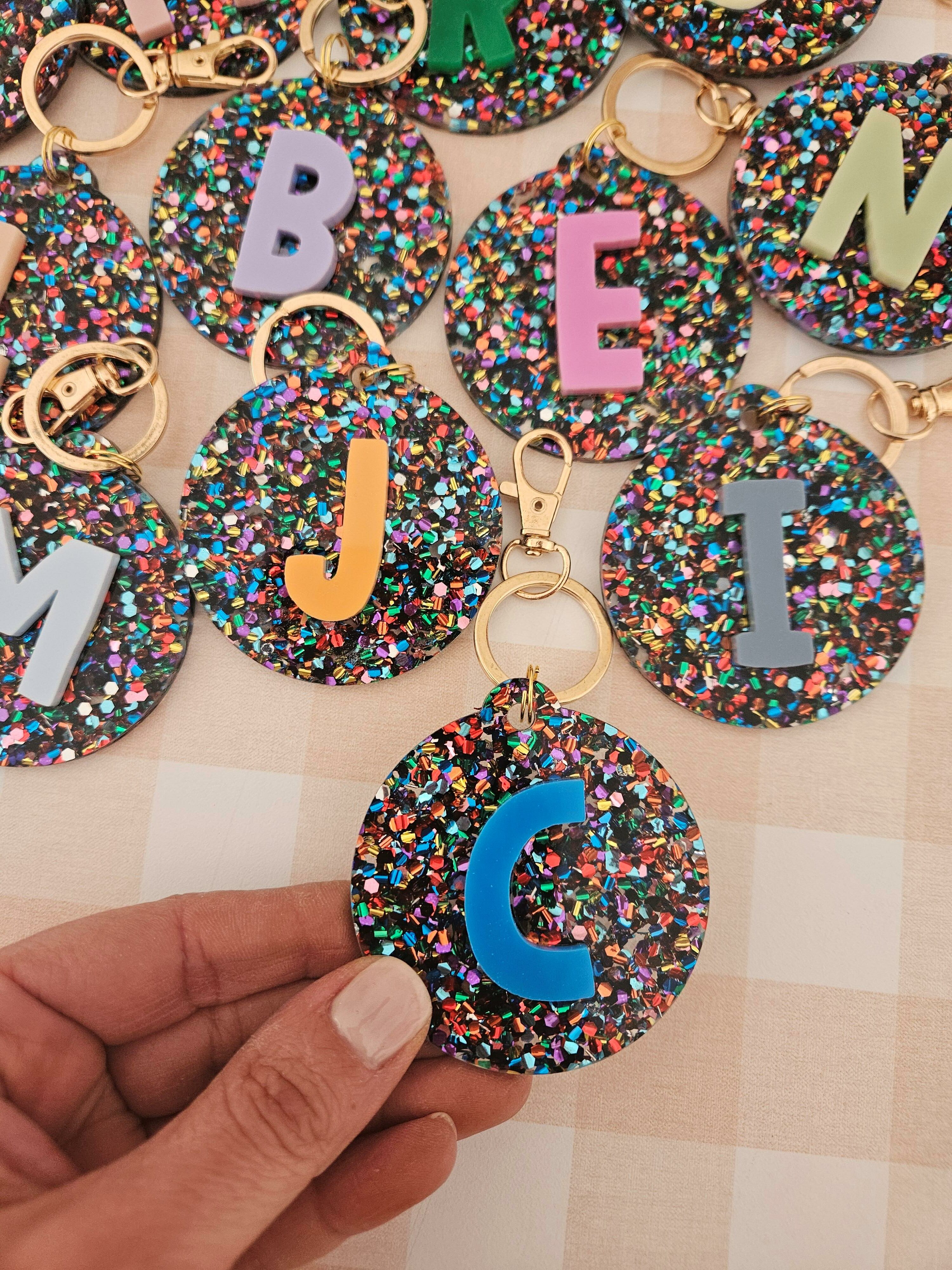 Llavero de purpurina con inicial (PEDIDO MÍNIMO 5UN.)