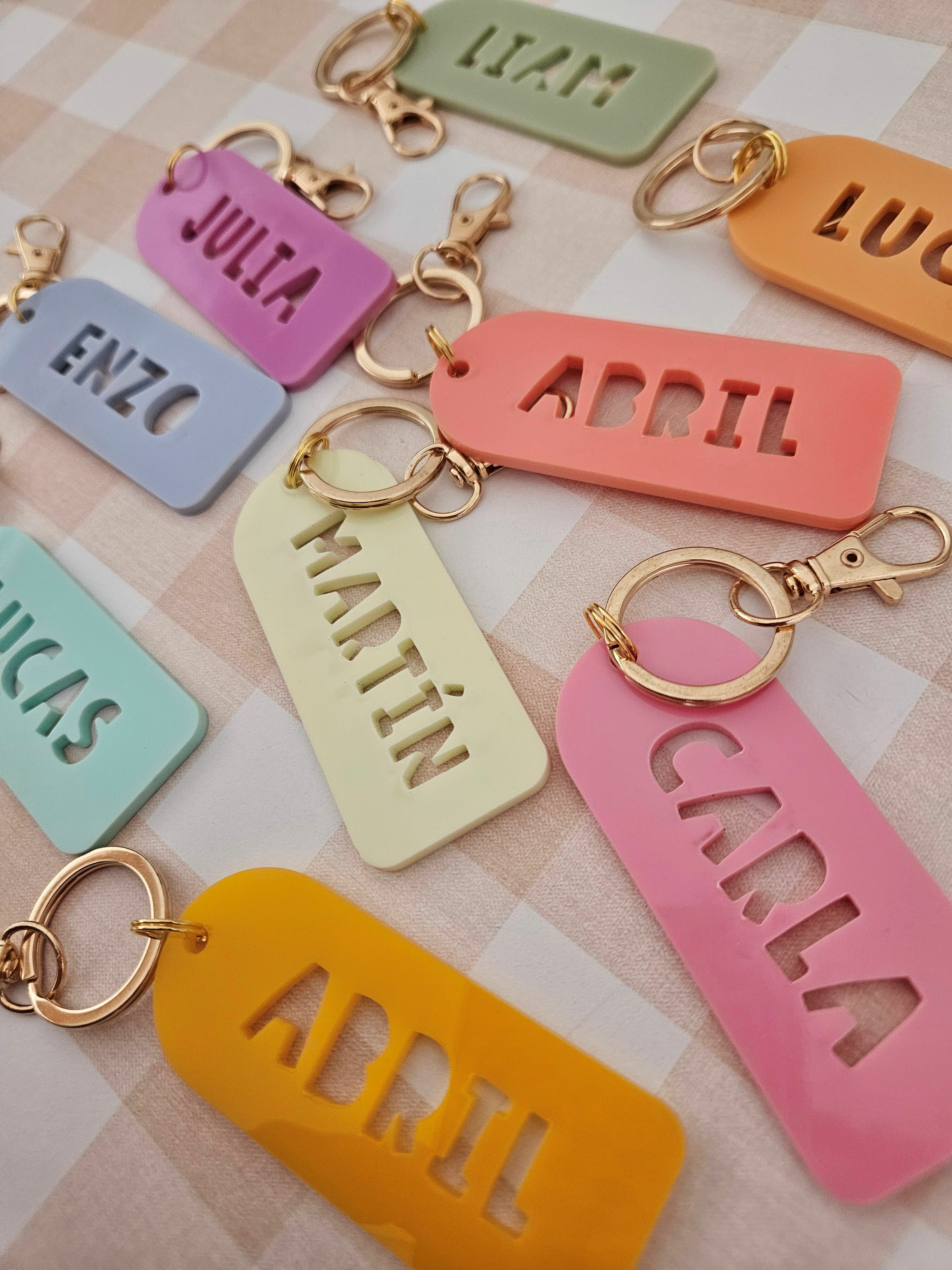 Llavero de colores con nombre (PEDIDO MÍNIMO 5UN.)