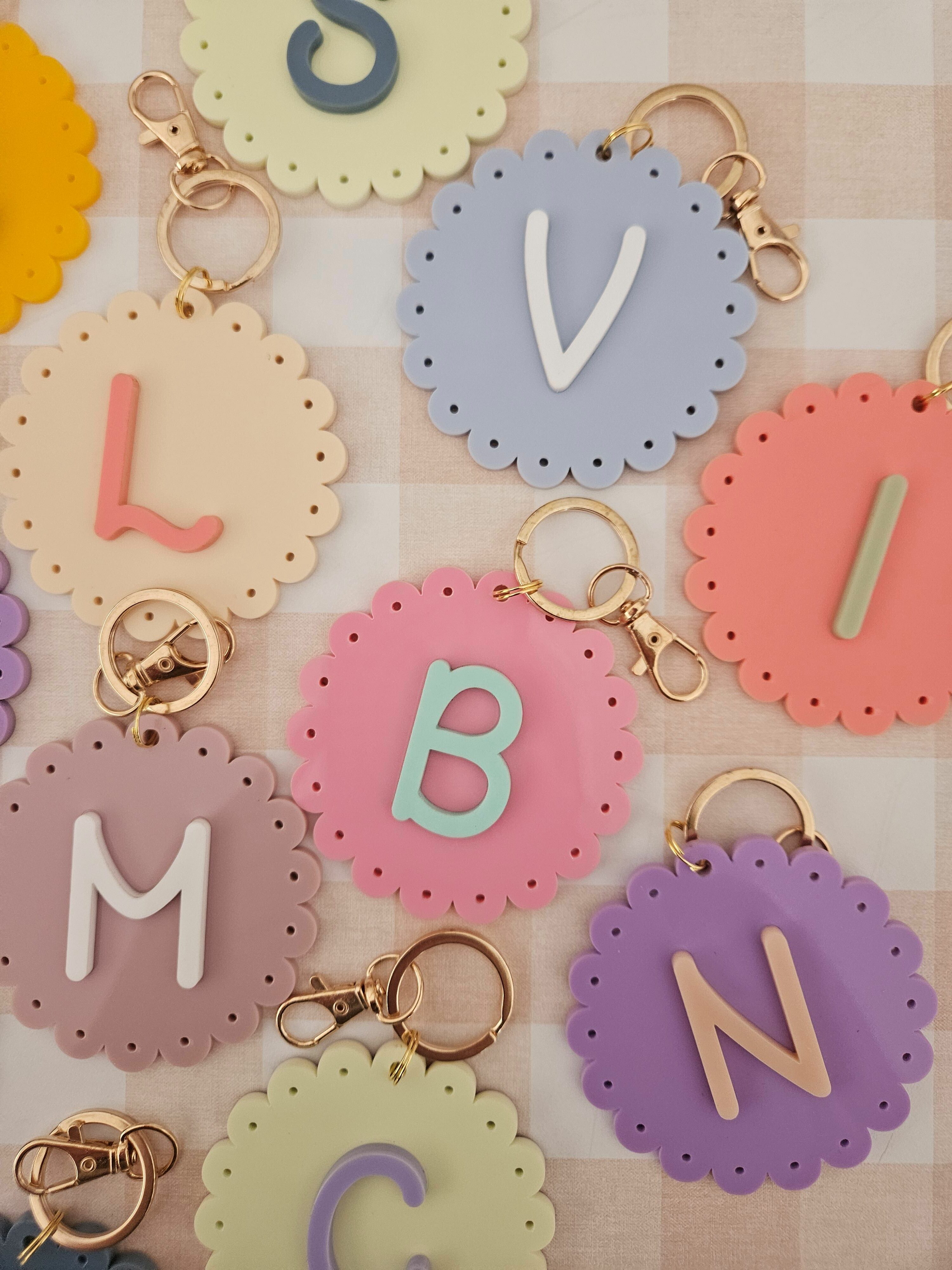 Llavero de colores con inicial (PEDIDO MÍNIMO 5UN.)