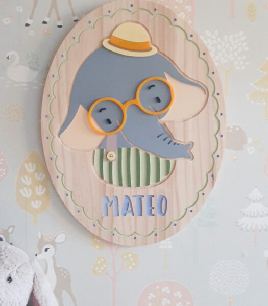 Placa decorativa infantil, nombre en madera